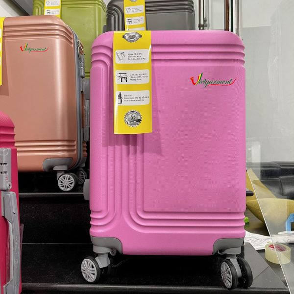 Kiểm tra nguyên liệu nhựa để đảm bảo chất lượng và số lượng đủ