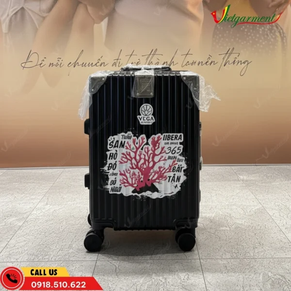 Vali khung nhôm in logo vega holidays màu đen