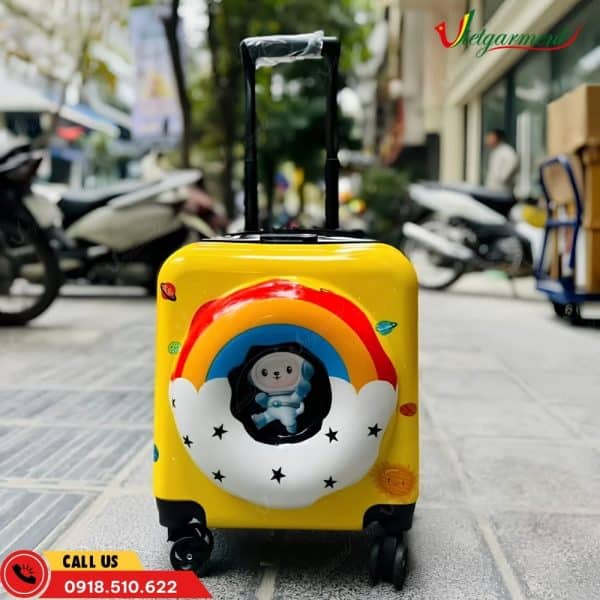 Vali Trẻ Em Màu Hồng In Hình Phi Hành Gia 11 vali tre em hinh phi hanh gia mau vang